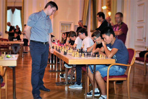 Гроссмейстер Василий Папин на сеансе одновременной игры с шахматистами из клуба «CSK Merania».